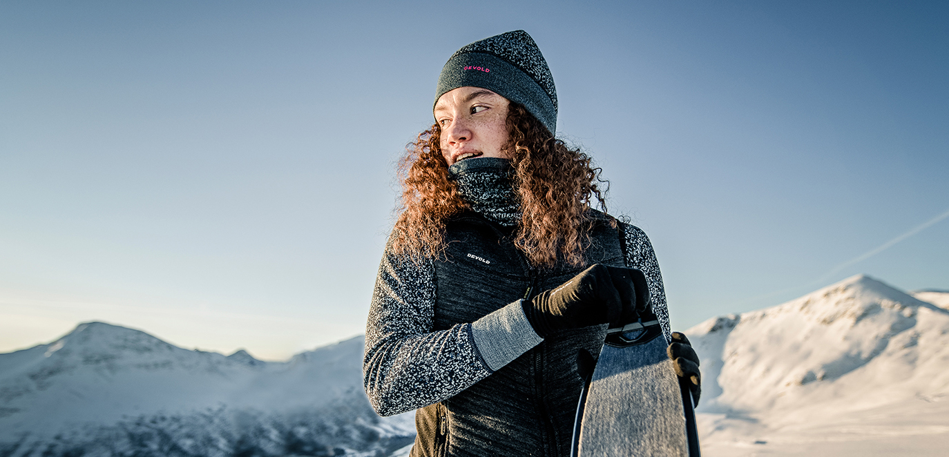 DEVOLD Expedition - black - damska koszulka termiczna z długim rękawem z wełny merino - kolor: czarny